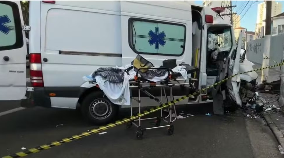 Frente do veículo ficou completamente destruída com o impacto