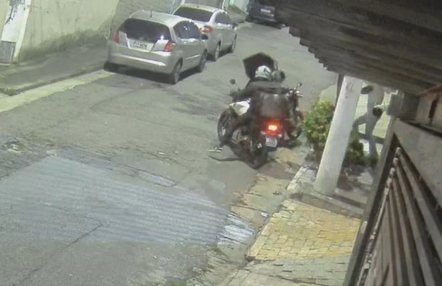 Câmera flagra momento da abordagem dos assaltantes