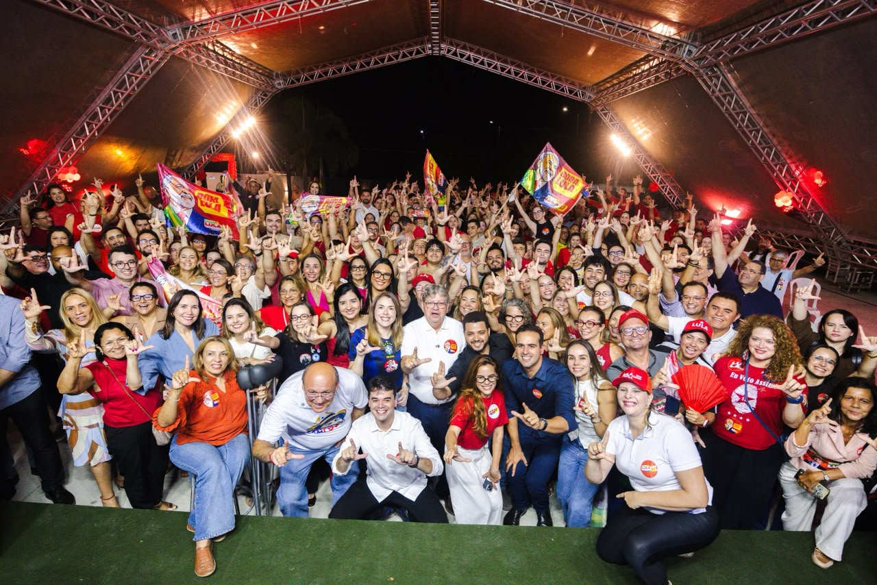 Plenária liderada por Lucas Ribeiro reuniu uma multidão em defesa do SUS e da reeleição do presidente Lula