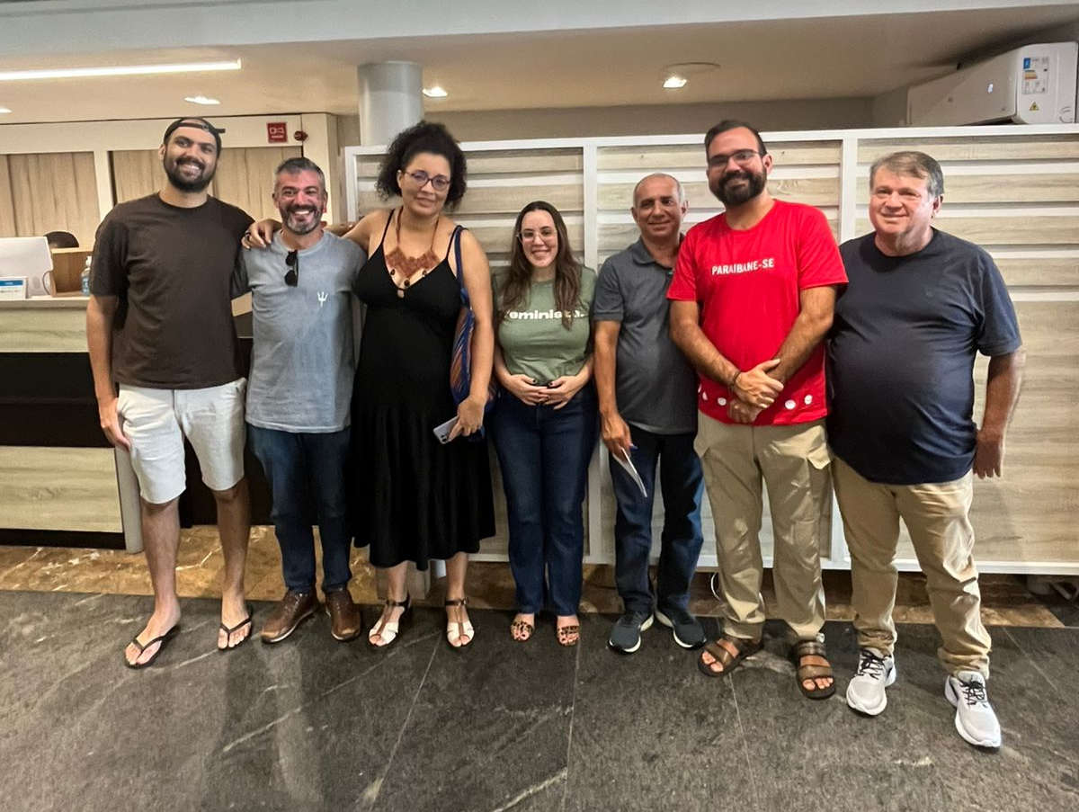 Olímpio Rocha (de vermelho) obteve o apoio do partido