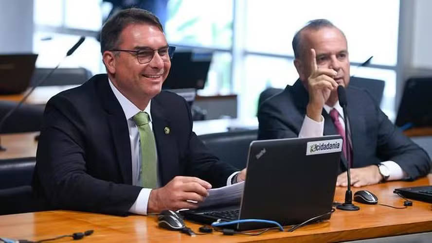 Senador Flávio Bolsonaro e deputado Alfredo Gaspar