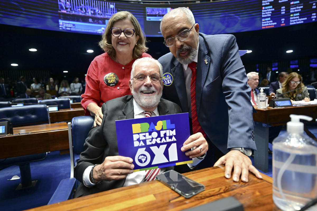 Senadores Teresa Leitão, Jaques Wagner (sentado) e Paulo Paim