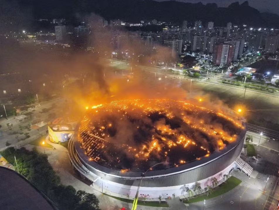 Após incêndio controlado, chamas voltam a tomar conta da cobertura do velódromo do Rio