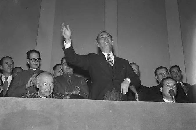 Juscelino Kubistchek governou o Brasil entre 1956 e 1961, período que, sob o lema "50 anos em 5", ficou marcado por grandes obras, como a construção de Brasília - (crédito: Arquivo Nacional/Fundo Agência Nacional)