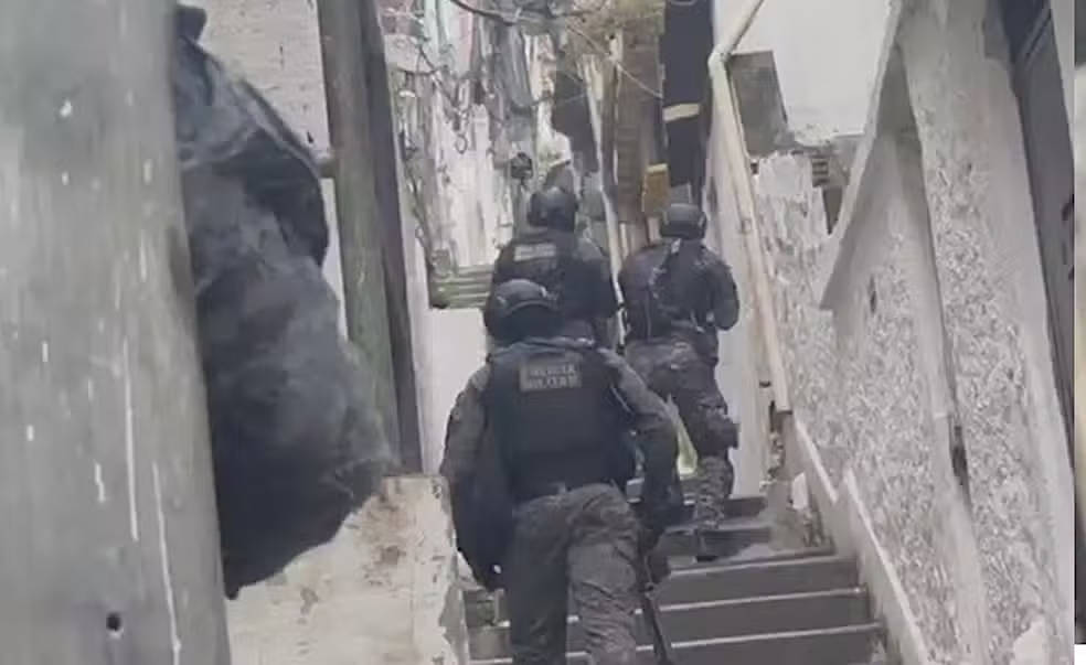 Forças de segurança do Rio foram para os complexos do Alemão e da Penha, um conjunto de 26 comunidades