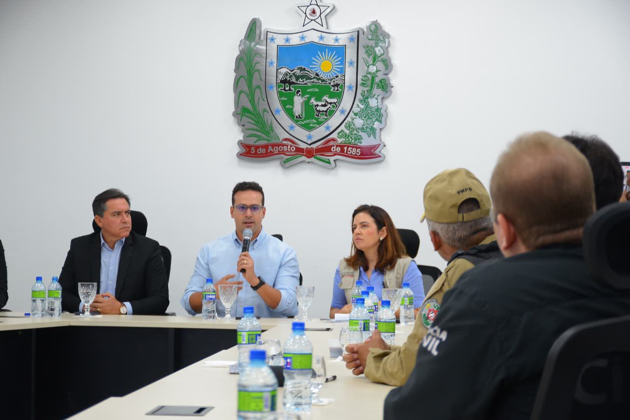 Pollyana esteve junto do vice-governador Lucas Ribeiro, acompanhando de perto as ações emergenciais após o rompimento do reservatório da Cagepa, no bairro da Prata