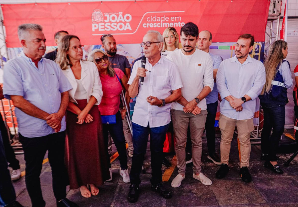 Cícero (centro) anunciou que outras quatro ambulâncias serão incorporadas ao Samu-JP em agosto, resultado de uma parceria com o Ministério da Saúde 