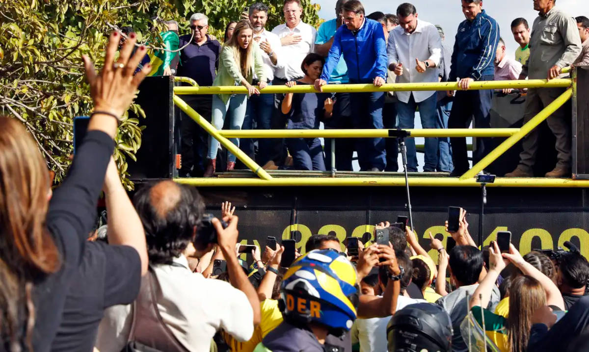 Bolsonaro não foi em cima da garupa, mas acompanhou o percurso em um trio elétrico, ao lado de apoiadores