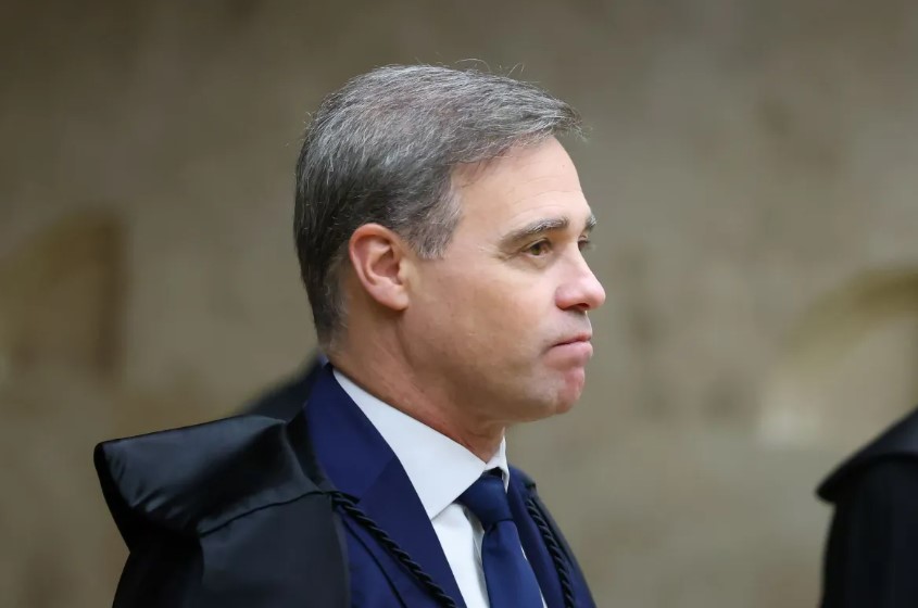 Ministro André Mendonça durante sessão plenária do STF