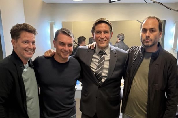 Flávio ao lado de Mario Frias (à esq.), produtor do filme, Jim Caviezel, ator que interpreta Jair Bolsonaro, e Carlos Bolsonaro