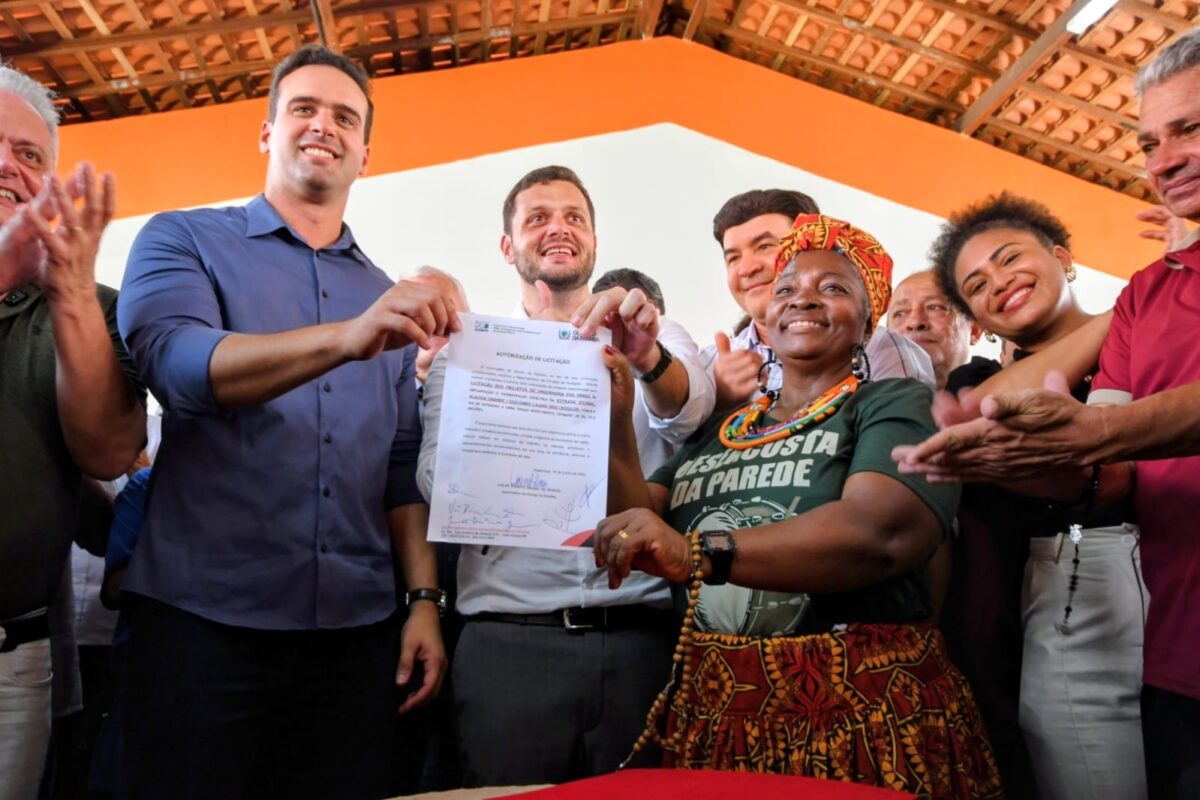 "Somos um governo municipalista porque é nas cidades que a vida das pessoas acontece", disse o governador (à esq)