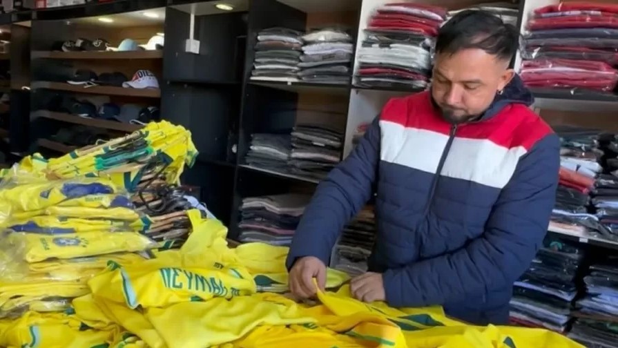 Comerciantes esperam que camisas encalhadas sejam vendidas no período eleitoral; até lá, capital de giro fica preso