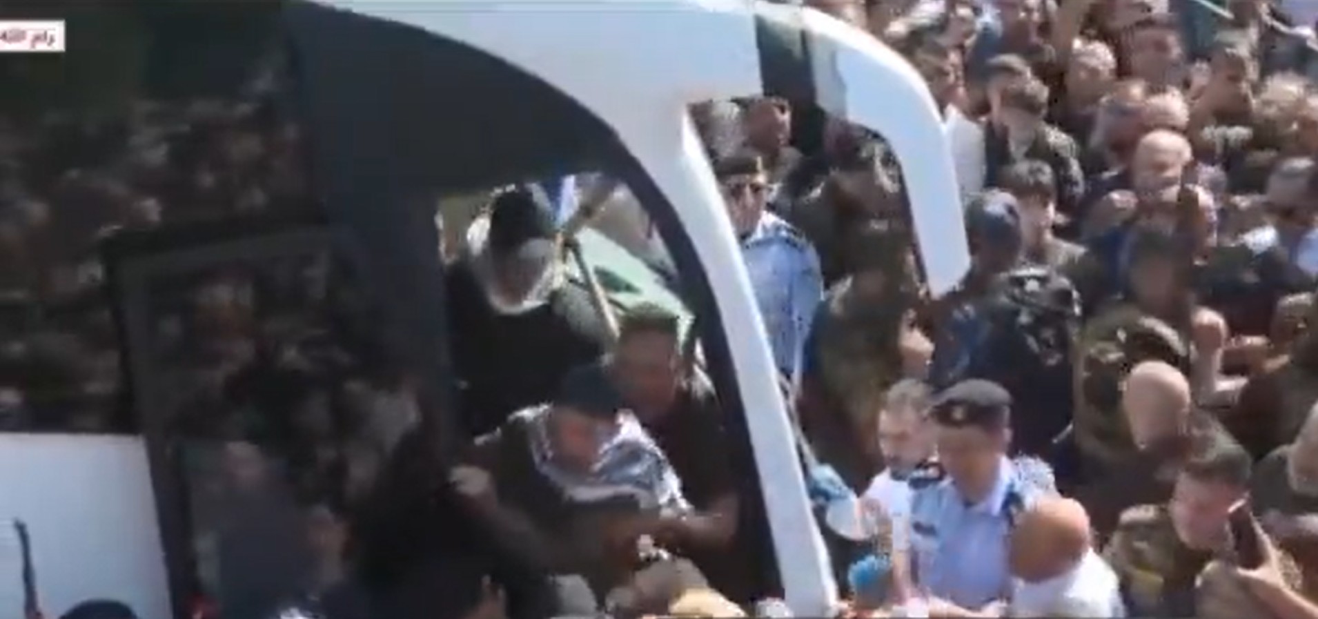 Ônibus transportando palestinos libertados de prisões israelenses chegaram a Gaza