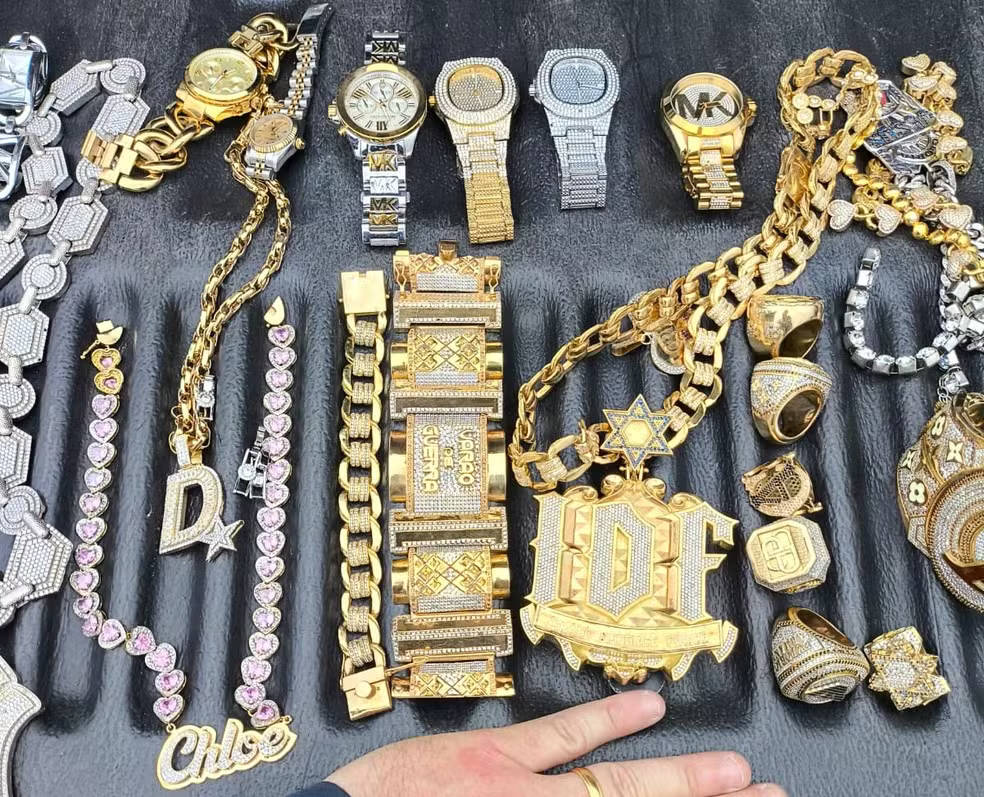 Policiais encontraram dezenas de joias de alto valor, muitas delas com símbolos do TCP