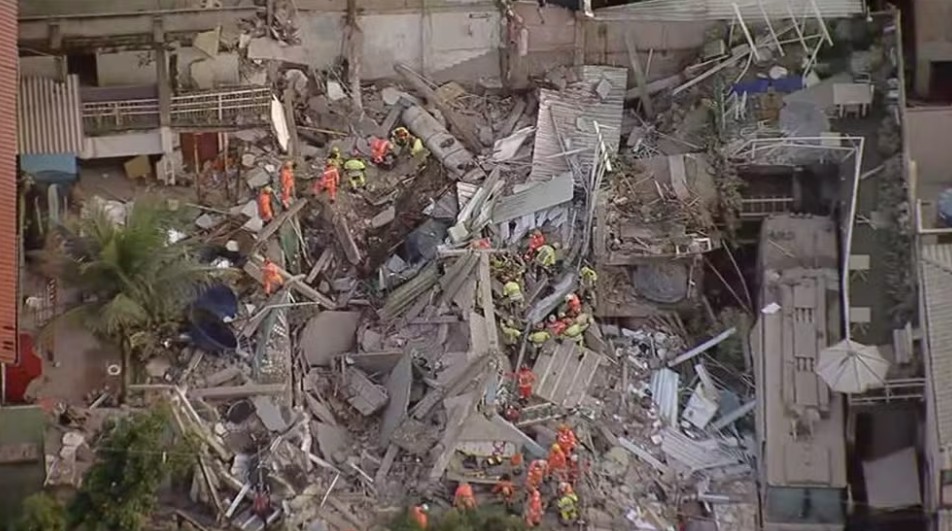 Equipes do Corpo de Bombeiros e do Samu trabalham para resgatar vítimas que ainda estão soterradas