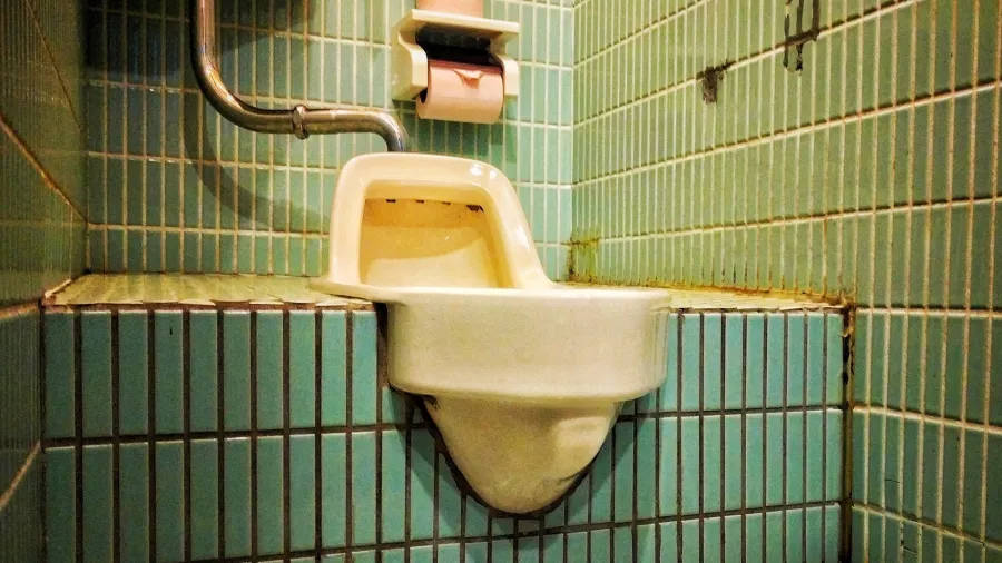 Bacia possui uma parte elevada frontal chamada “capuz”, para onde o corpo deve se alinhar