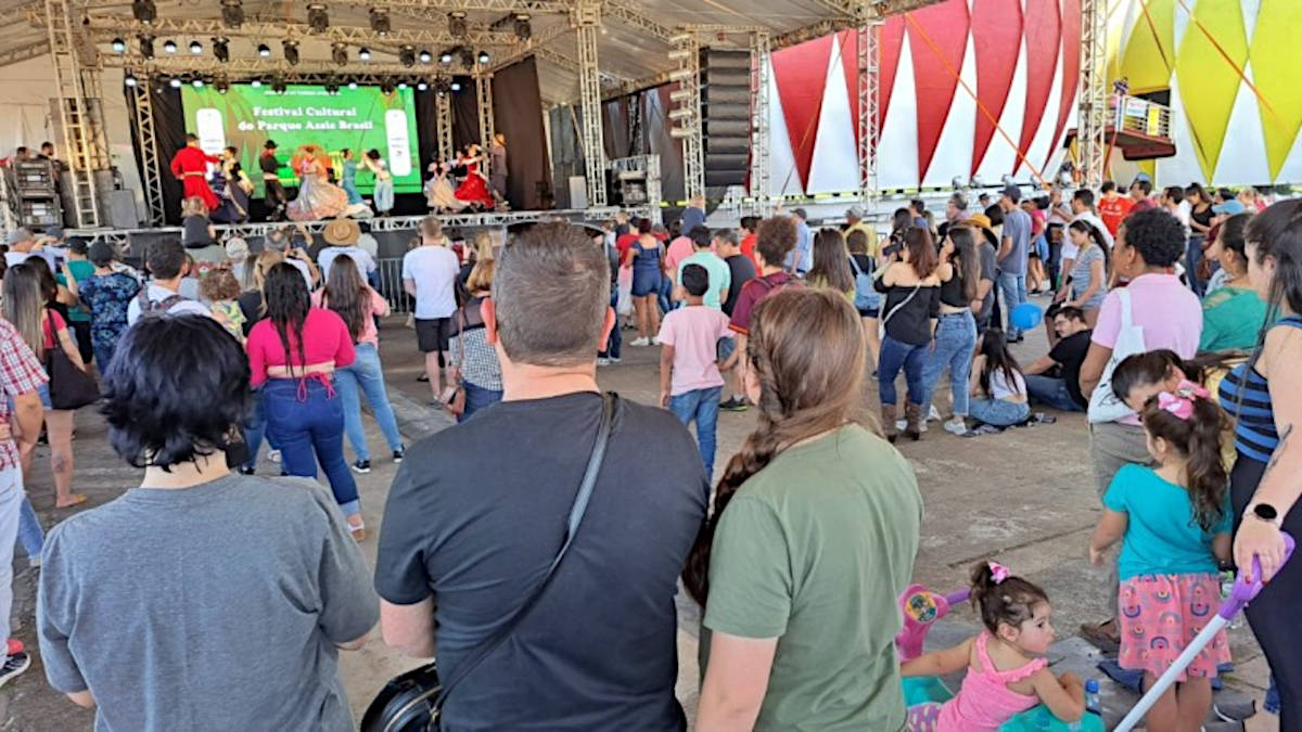 Feira reúne grandes nomes da música e dança gaúcha