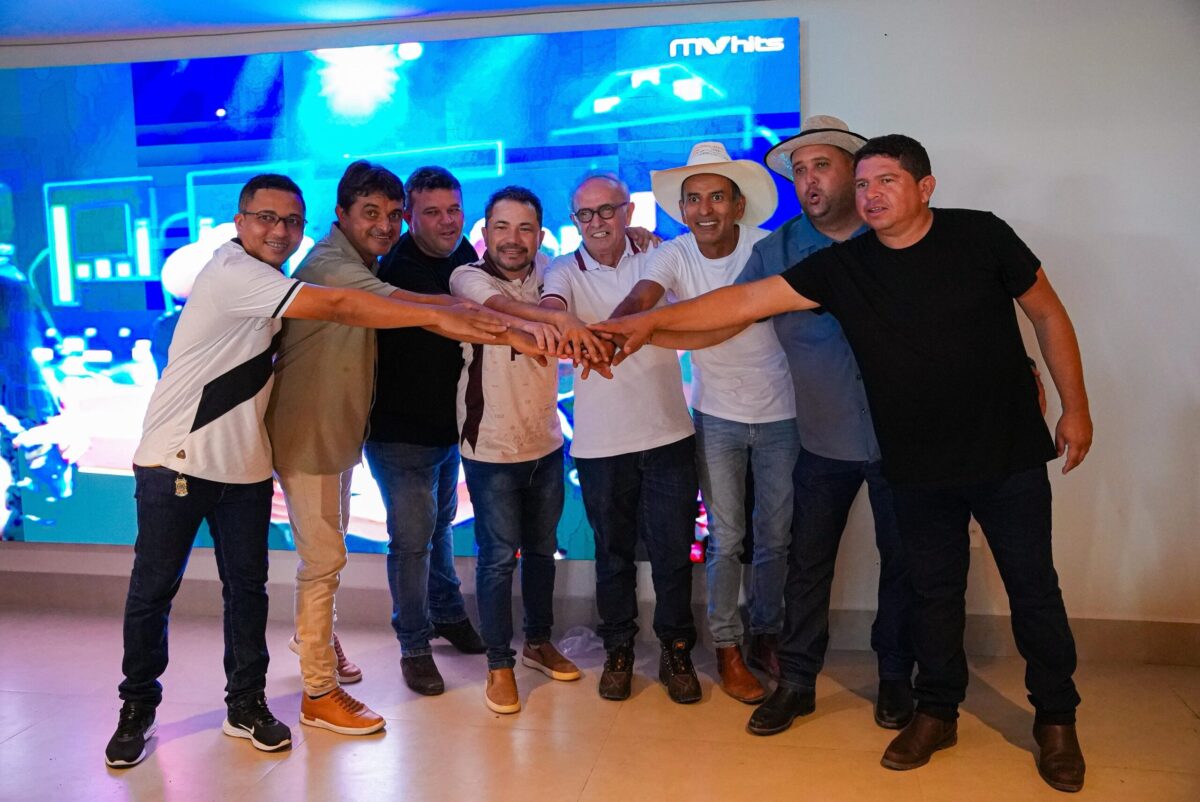 Cícero Lucena (4º à esq.) manifestou seu agradecimento pela confiança dos apoiadores em Gurinhém