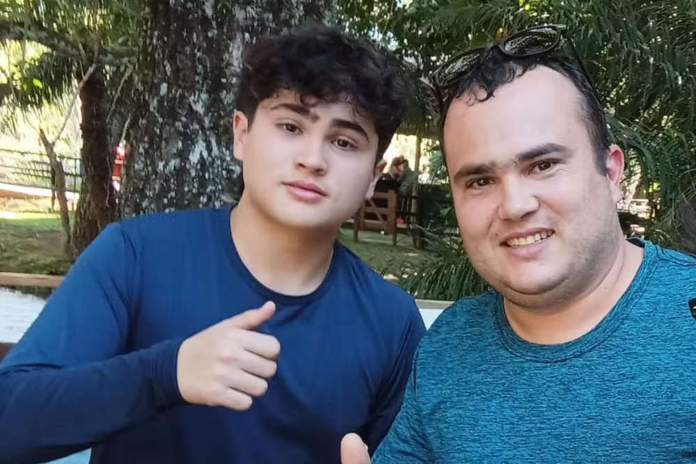 Anthony Pietro e o pai Luiz Thiago Rosa. Jovem tinha 14 anos, quando morreu em acidente