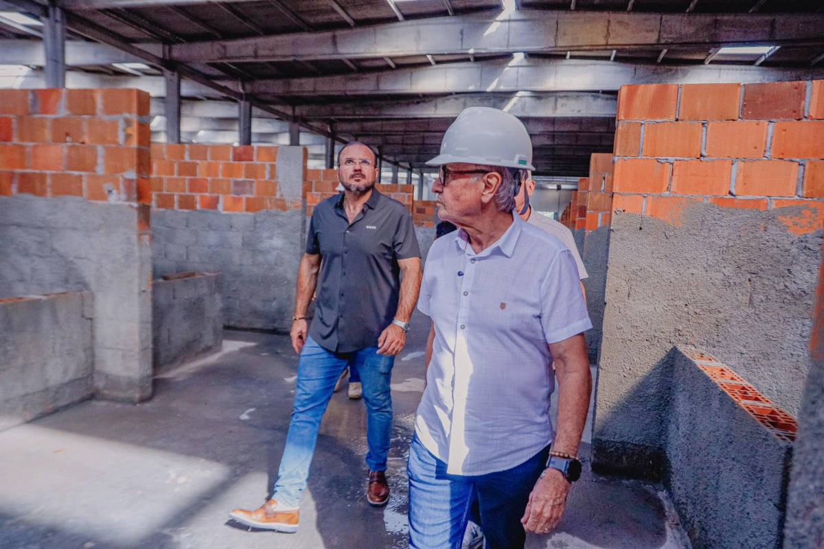Prefeito Cícero Lucena durante inspeção de obra