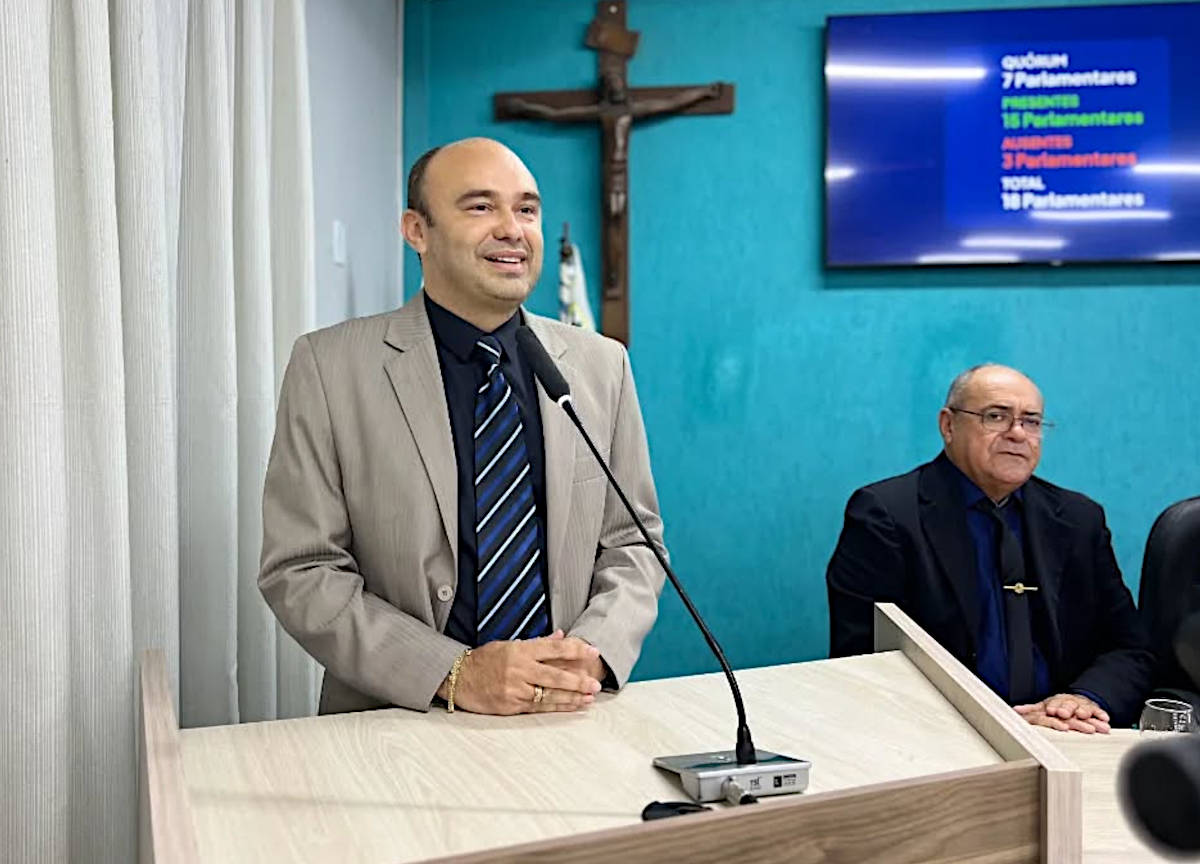 Antes de ingressar na política, Thiciano se destacou como advogado em Parnaíba, sua cidade natal