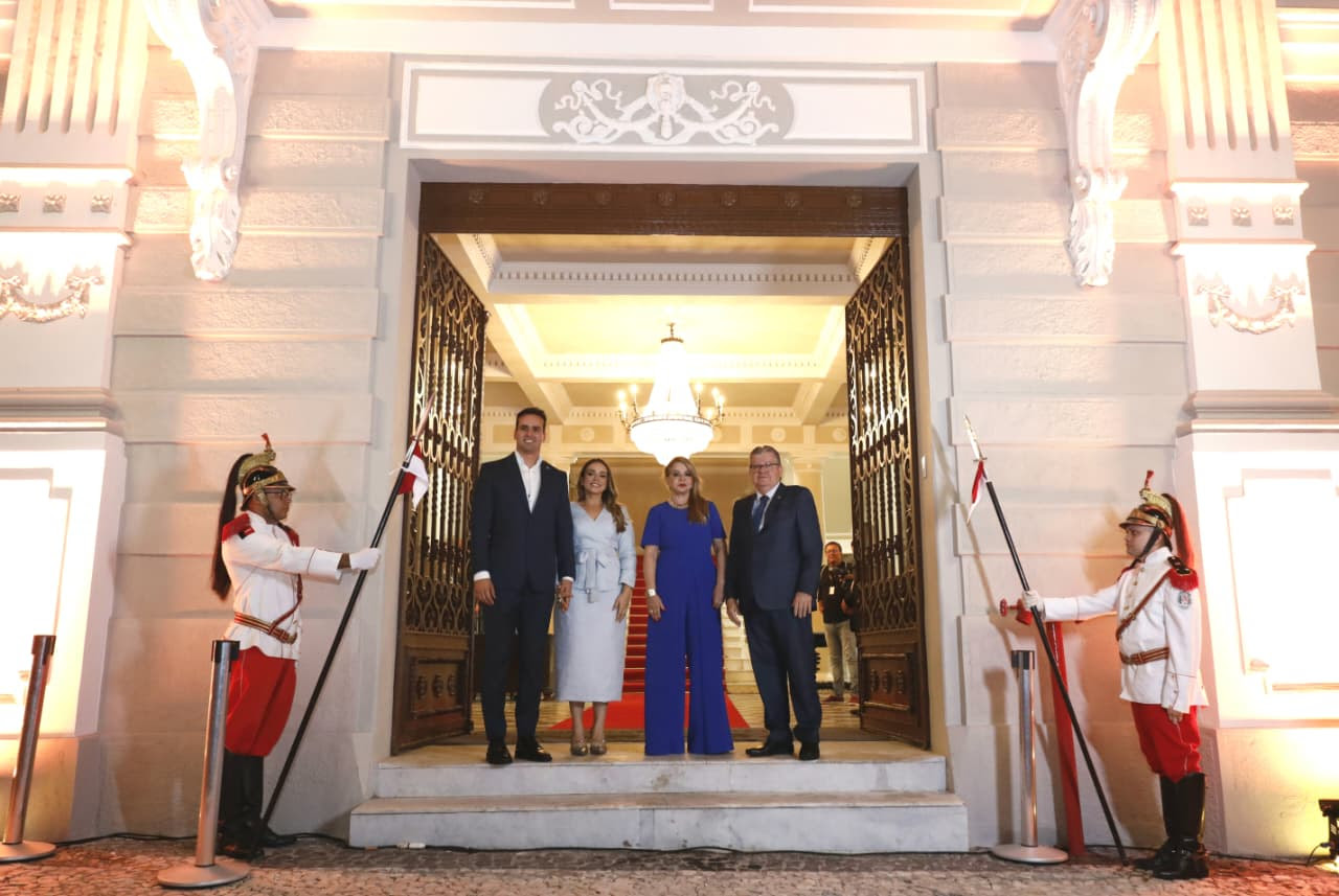Vice-governador Lucas Ribeiro, segunda-dama Camila Mariz, primeira-dama Ana Maria Lins e o governador João Azevêdo