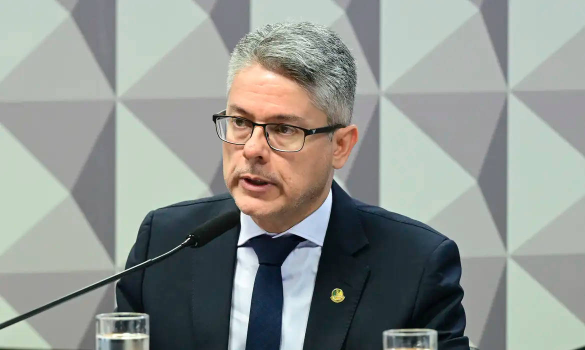 Projeto relatado pelo senador Alessandro Vieira aumenta penas para integrantes de facções e milícias