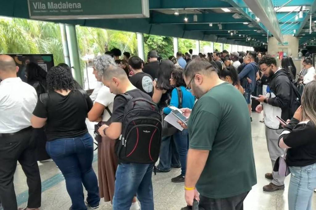 Estação Vila Madalena da linha 2-verde com diversos passageiros na plataforma