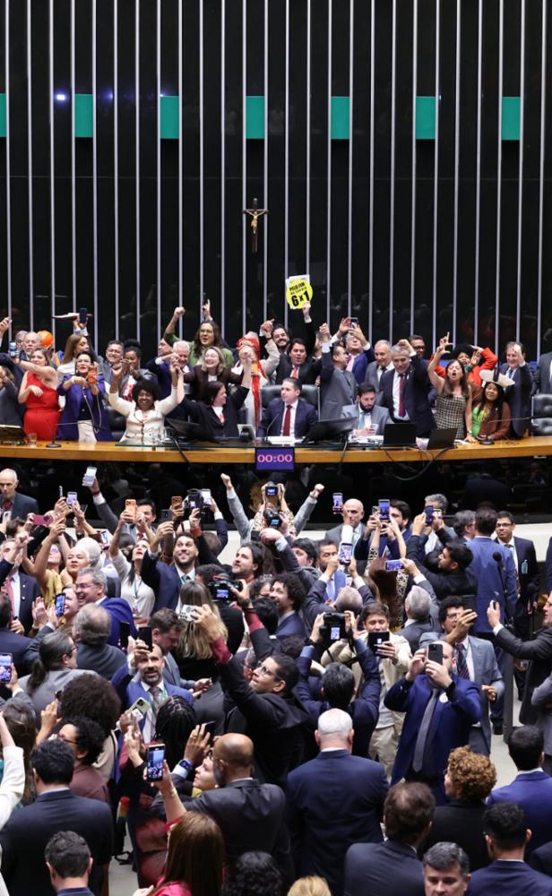 Parlamentares festejaram aprovação histórica; texto agora segue para o Senado
