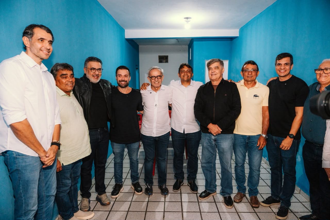 Cícero (centro) esteve acompanhado por diversas lideranças políticas