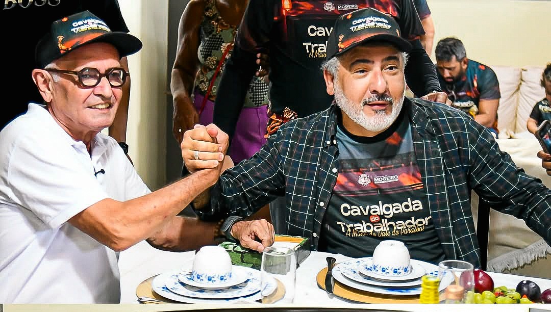 Antônio Ferreira (à direita) convidou a população para o evento de filiação