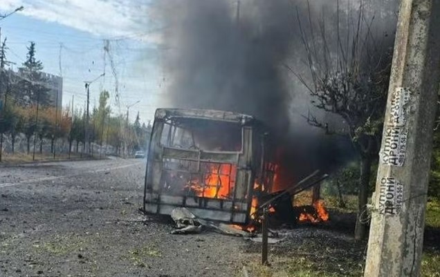 Ônibus atingido por bomba na Ucrânia (Foto: Governo de Donetsk)