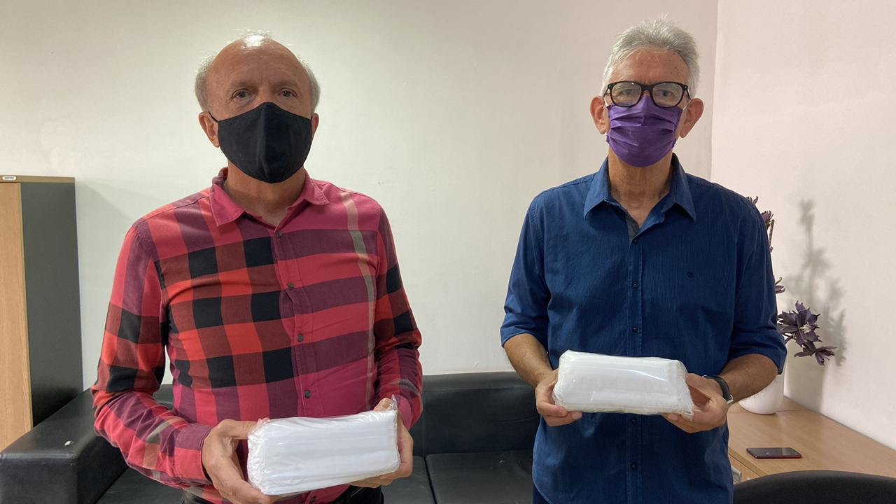 Máscaras foram entregues pelo presidente da Fapesq, Roberto Germano (à direita), ao secretário de Estado da Saúde, Geraldo Medeiros (Foto: Divulgação/Secom-PB)