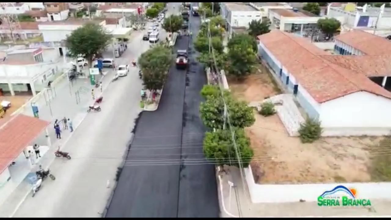  Avenida deputado Álvaro Gaudêncio é a principal via para tráfego da cidade de Serra Branca 
