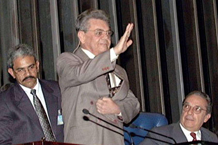 Caso de Ronaldo Cunha Lima, que tentou matar rival político e morreu impune após anos de manobras judiciais por meio de mandatos no Congresso Nacional é um dos mais emblemáticos no país