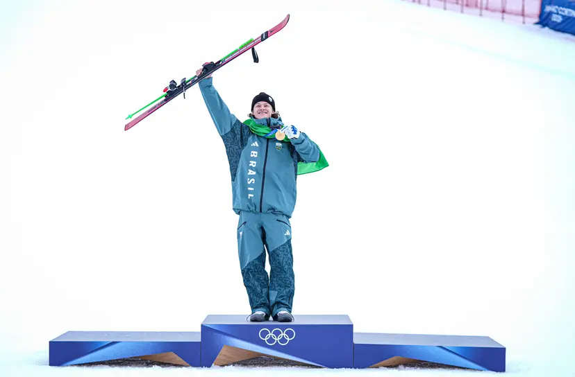 Lucas Pinheiro Braathen no pódio olímpico de Milão-Cortina 2026
