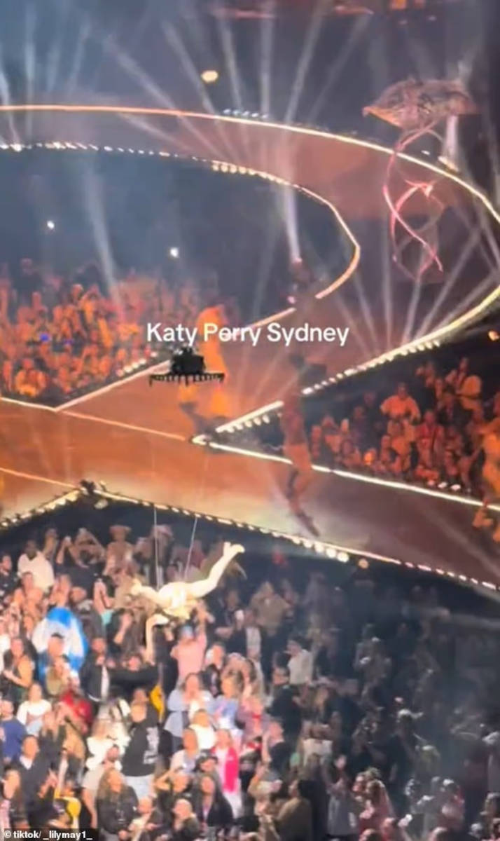 Falha no equipamento deixou Katy Perry momentaneamente de cabeça para baixo 