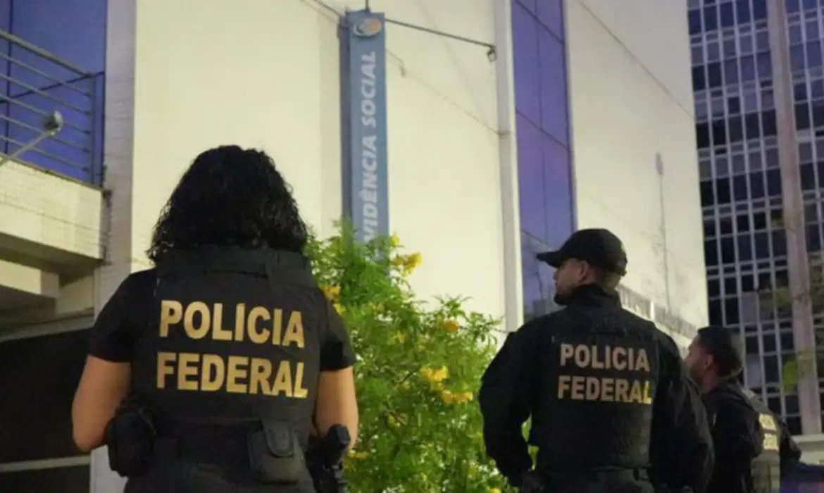 Cerca de 700 policiais federais e 80 servidores da CGU cumpriram mais de 200 mandados judiciais de busca e apreensão