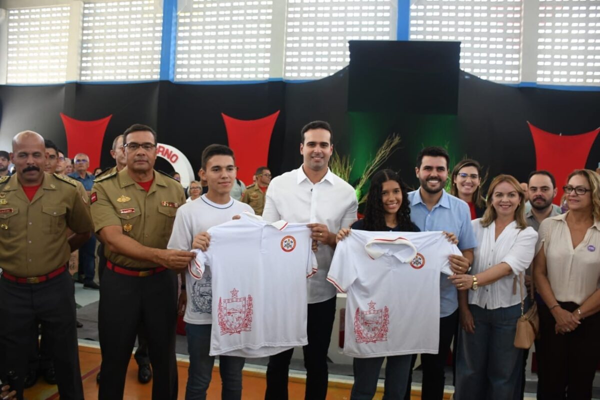 Lucas Ribeiro entregou, de forma simbólica, fardamento e kits escolares para estudantes