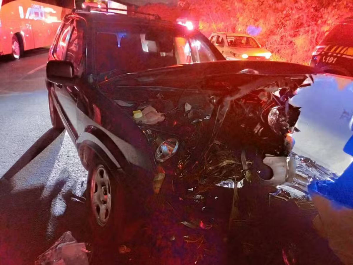 Veículo destruído após acidente