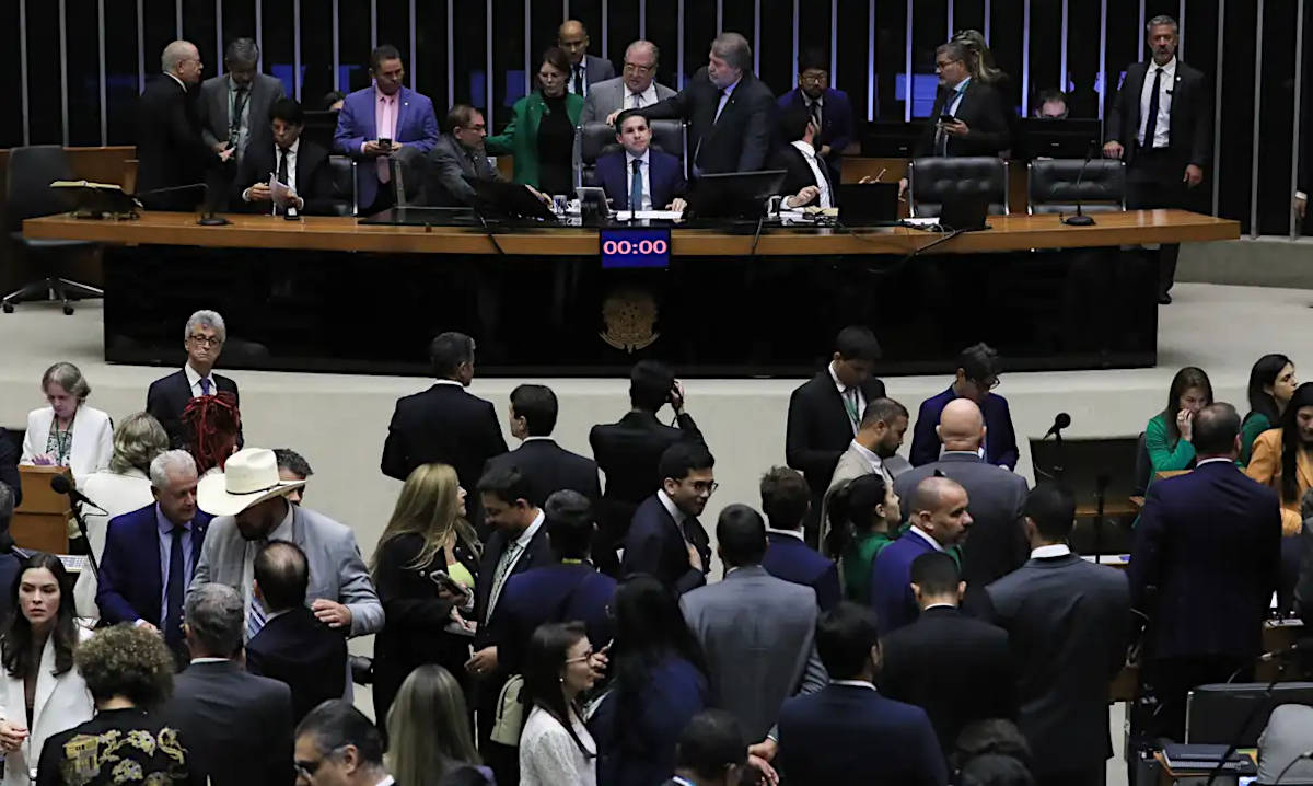 Proposta defende que a abertura de qualquer ação penal contra parlamentares dependa de autorização prévia, por votação secreta e maioria absoluta, da Câmara ou do Senado