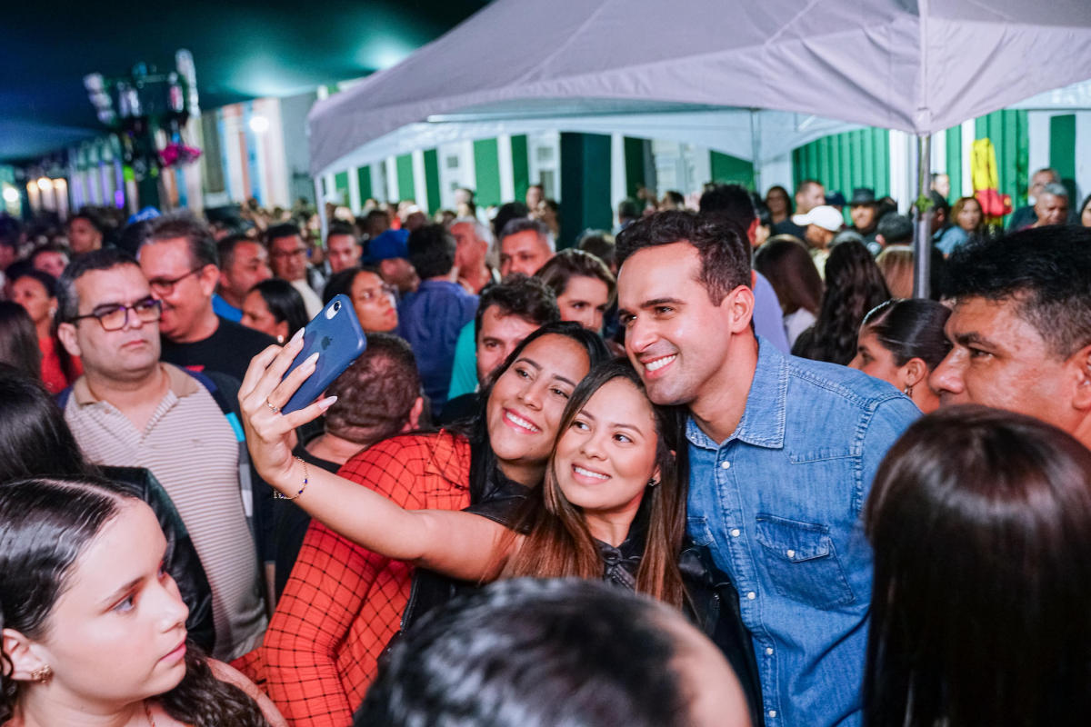 Vice-governador Lucas Ribeiro foi abraçado pela população