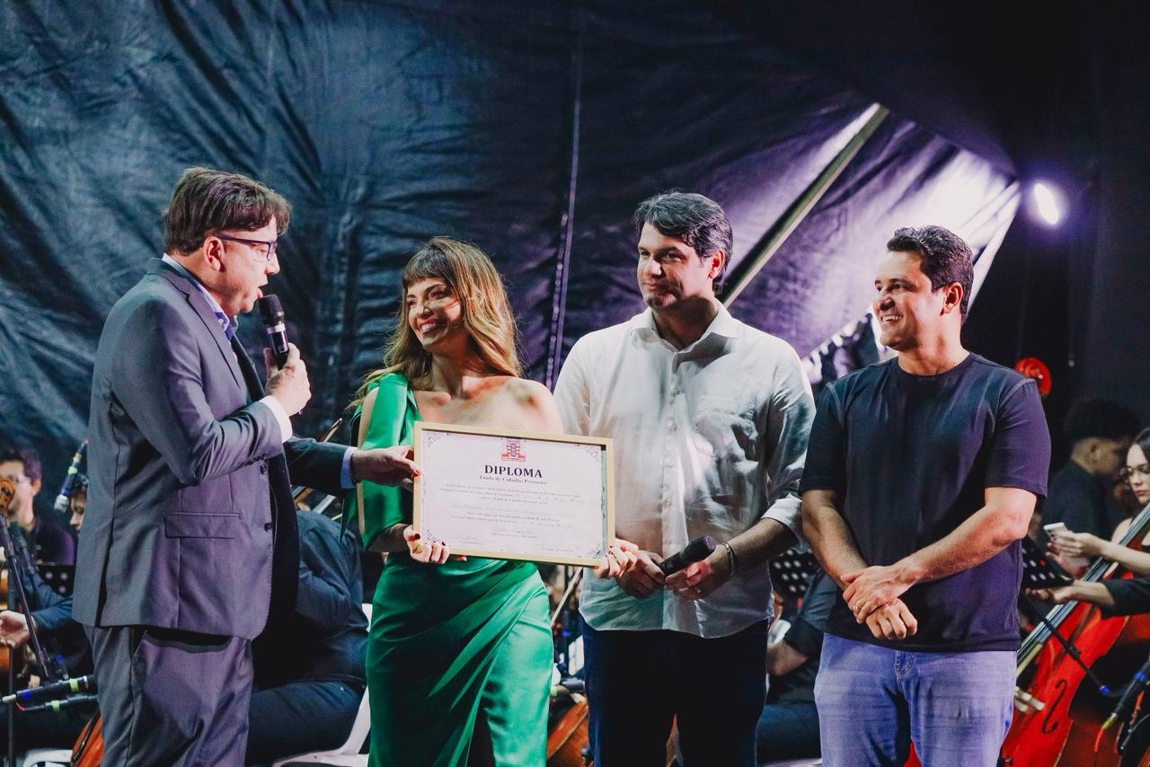 Honraria foi entregue pelo vereador Guguinha Moov Jampa (à esq.)