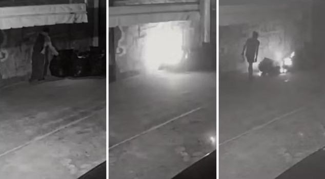 Imagens mostram o agressor aproximando-se de sacos que estavam na calçada e ateando fogo ao material