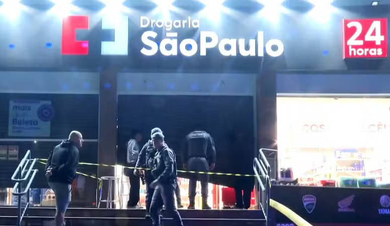 Farmacêutico responsável pela loja relatou que durante o assalto não havia clientes na farmácia