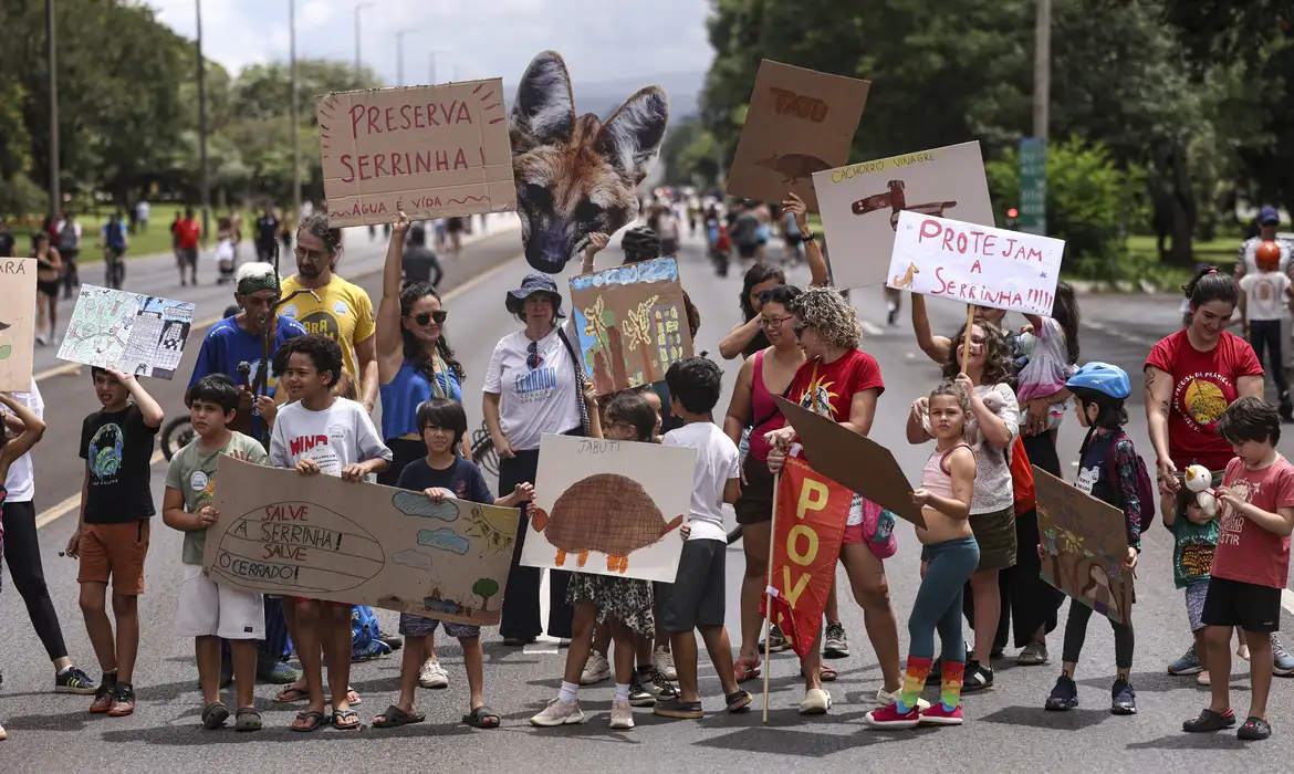 Manifestantes se reuniram no local que aos domingos abriga o Eixão do Lazer