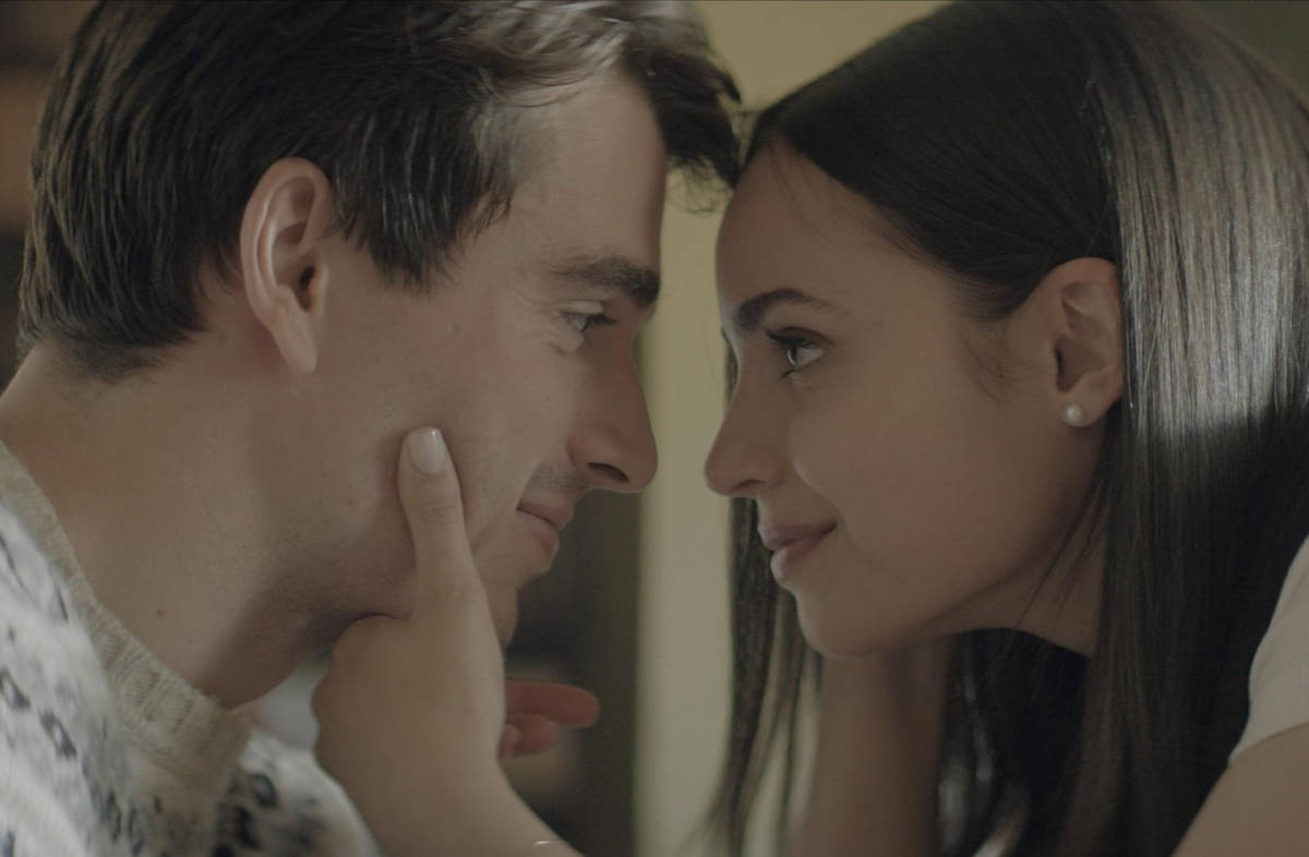 Corey Mylchreest e Sofia Carson em "Meu Ano em Oxford"