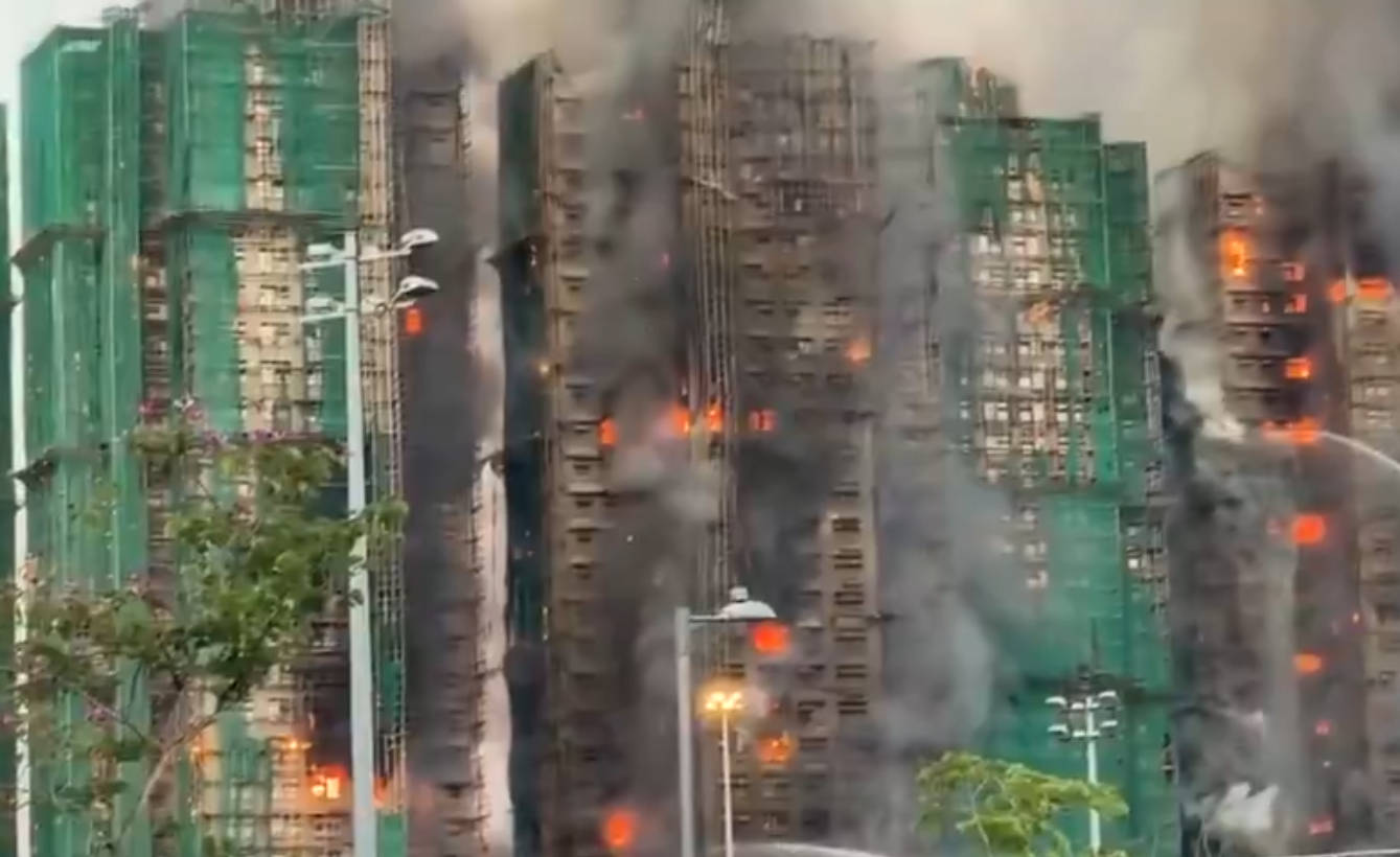 Chamas se espalham por sete edifícios em Tai Po, deixando moradores presos e bombeiros em alerta máximo; governo confirma vítimas em estado crítico e interdições em rodovias.
