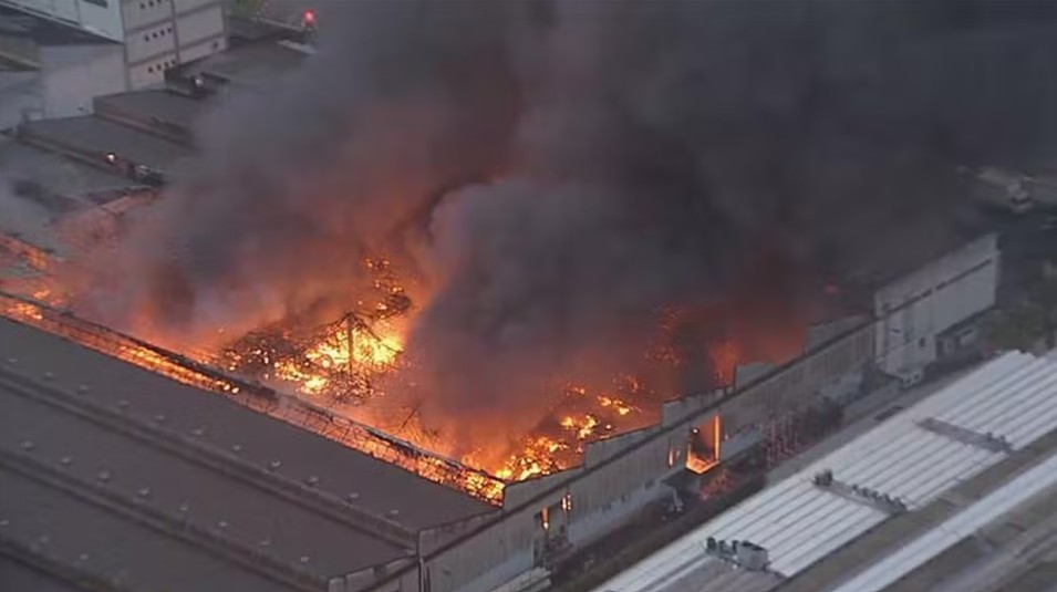 Incêndio de grandes proporções atinge distribuidora de tintas em Diadema