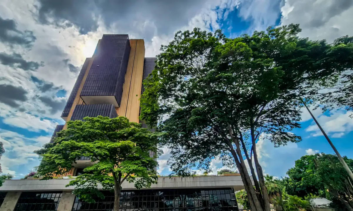 Ata do Copom aponta conjuntura econômica dos Estados Unidos, incluindo as tarifas impostas pelo país, com “maior impacto” do que questões estruturais na formação dos preços de mercado